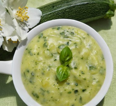 Purée de courgettes au basilic et omelette légère 