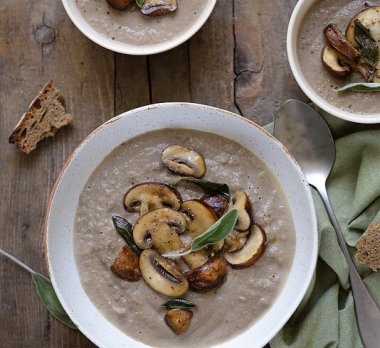 Velouté de champignons à la crème de noisette 